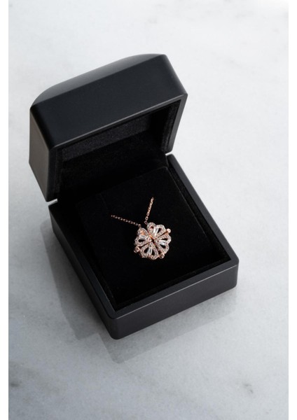 925 Ayar Gümüş Işıklı Kutuda Açılır Kapanır Mıknatıslı Baget Taşlı 4 Yapraklı Yonca Kolye