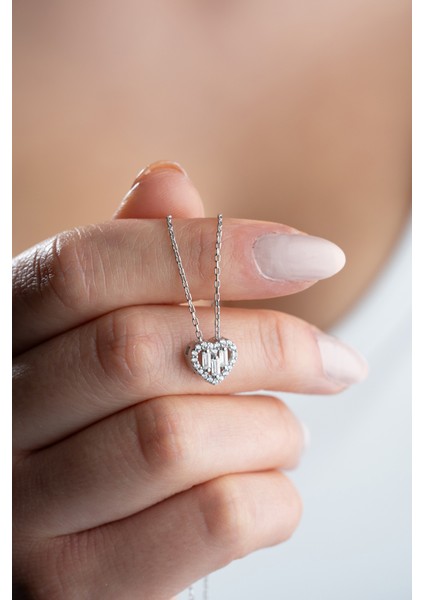 925 Ayar Gümüş Rodyumlu Baget Taşlı Kalp Kolye