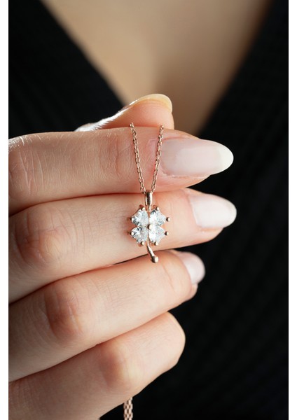 925 Ayar Gümüş Beyaz Taşlı Yonca Yaprağı Kolye