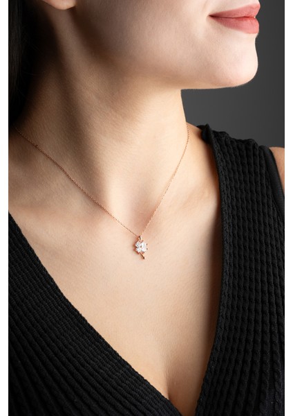 925 Ayar Gümüş Beyaz Taşlı Yonca Yaprağı Kolye modelleri