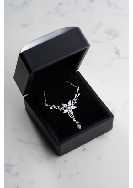 925 Ayar Gümüş Işıklı Kutuda Sarmaşık Model Yıldız Detaylı Kolye