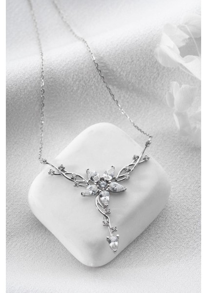 925 Ayar Gümüş Işıklı Kutuda Sarmaşık Model Yıldız Detaylı Kolye fiyatları