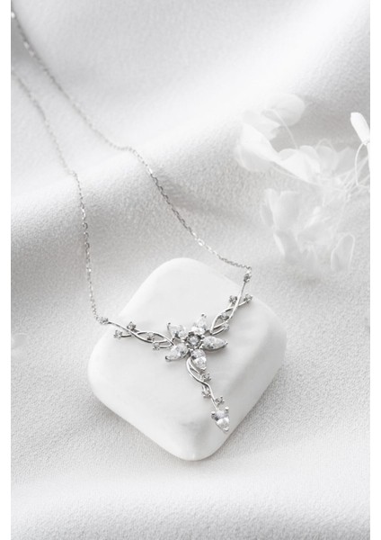 925 Ayar Gümüş Işıklı Kutuda Sarmaşık Model Yıldız Detaylı Kolye modelleri