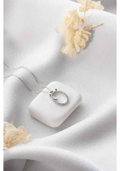 925 Ayar Gümüş Rodyum Kaplama Ö Harfi Kadın Kolye