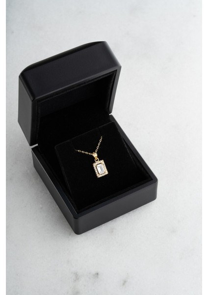 925 Ayar Işıklı Kutuda Gümüş Baget Tektaş Gold Kadın Kolye