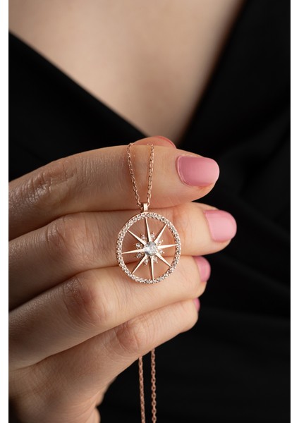 925 Ayar Gümüş Tek Taş Detaylı Pusula Kadın Kolye