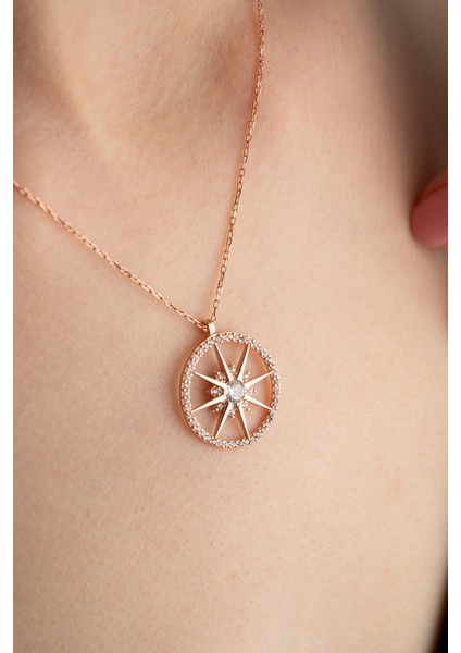 925 Ayar Gümüş Tek Taş Detaylı Pusula Kadın Kolye fiyatları