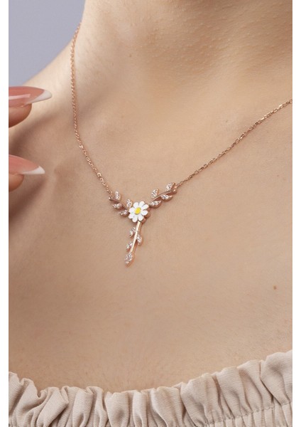 925 Ayar Gümüş Papatya Detaylı Kelebek Kolye Kadın fiyatları