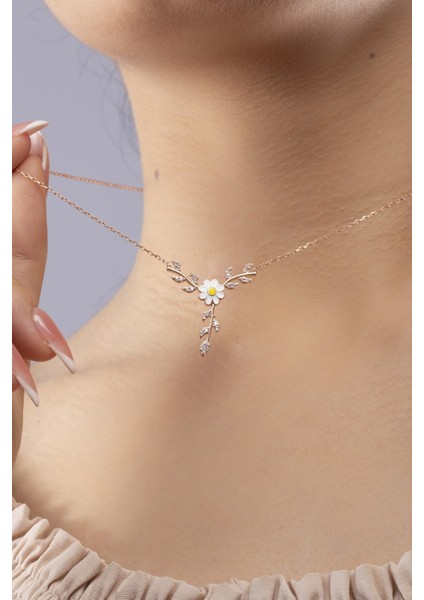 925 Ayar Gümüş Papatya Detaylı Kelebek Kolye Kadın modelleri