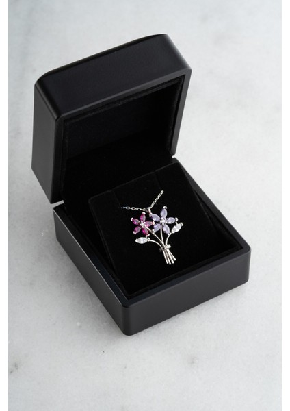 925 Ayar Işıklı Kutuda Gümüş Rodyum Kaplama Kamelya Çiçeği Buketi Kolye