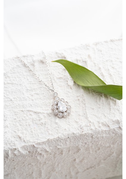 925 Ayar Gümüş Rodyum Kaplama Beyaz Taşlı Damla Kolye