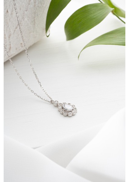 925 Ayar Gümüş Rodyum Kaplama Beyaz Taşlı Damla Kolye fiyatları