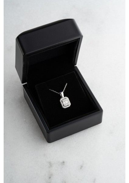 925 Ayar Işıklı Kutuda Gümüş Rodyumlu Baget Taşlı Tek Taş Kolye
