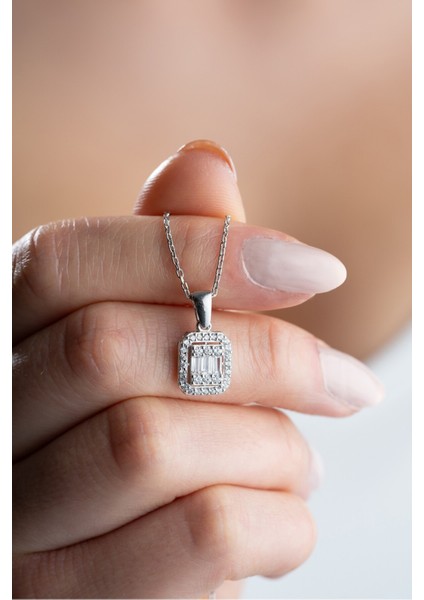 925 Ayar Işıklı Kutuda Gümüş Rodyumlu Baget Taşlı Tek Taş Kolye fiyatları