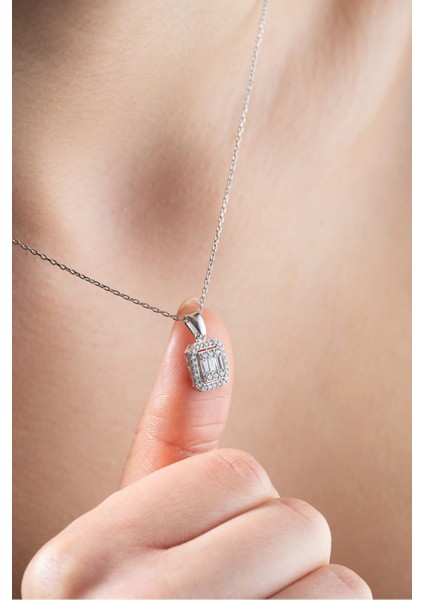 925 Ayar Işıklı Kutuda Gümüş Rodyumlu Baget Taşlı Tek Taş Kolye modelleri