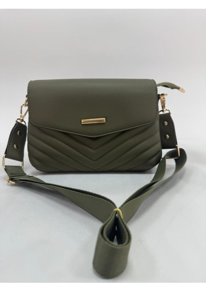 Üç Bölmeli Kapak Detaylı Nakışlı Bayan Çapraz Omuz Çantası