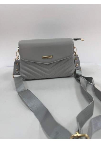 Üç Bölmeli Kapak Detaylı Nakışlı Bayan Çapraz Omuz Çantası