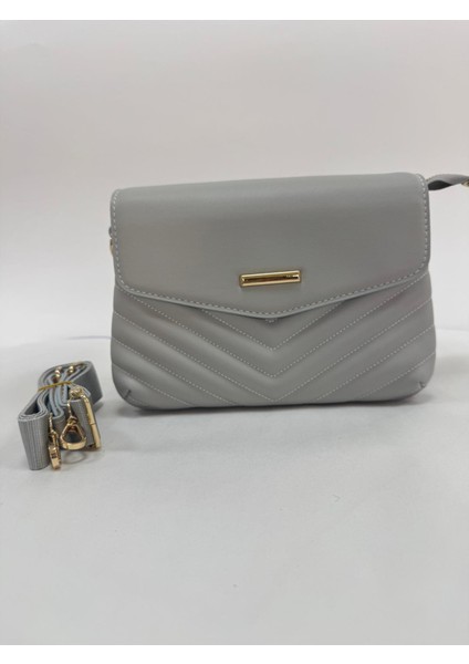 Üç Bölmeli Kapak Detaylı Nakışlı Bayan Çapraz Omuz Çantası fiyatları