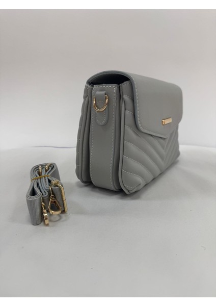 Üç Bölmeli Kapak Detaylı Nakışlı Bayan Çapraz Omuz Çantası modelleri