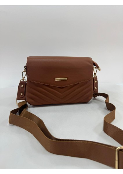 Üç Bölmeli Kapak Detaylı Nakışlı Bayan Çapraz Omuz Çantası