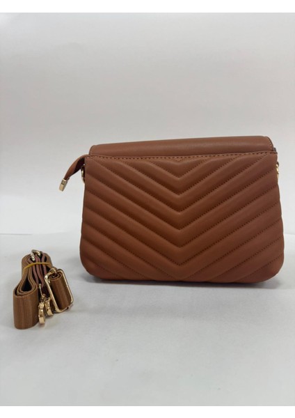 Üç Bölmeli Kapak Detaylı Nakışlı Bayan Çapraz Omuz Çantası