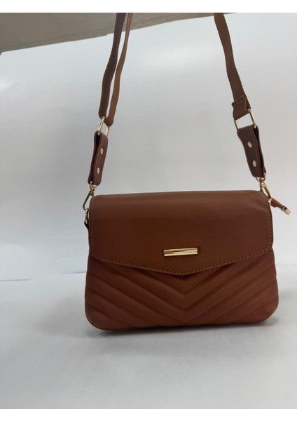 Üç Bölmeli Kapak Detaylı Nakışlı Bayan Çapraz Omuz Çantası