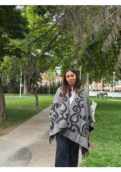 Kadın Çift Taraflı Kışlık Panço Şal – Kalın Dokuma Omuz Şalı, Salaş ve Şık Tasarım