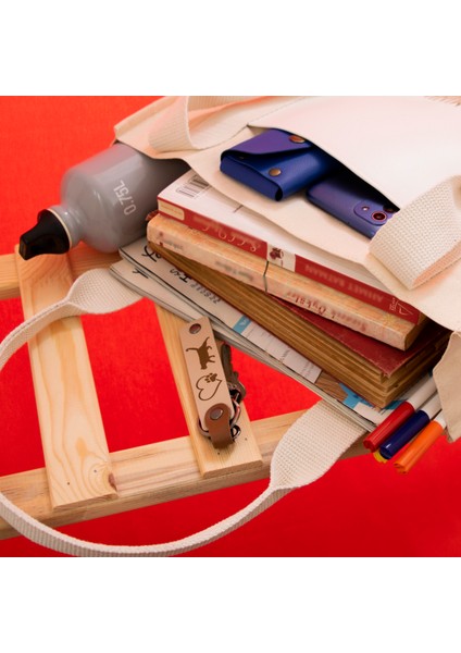 Mırlayan Enerjiyle Hazırlanmış, Kedili, Kişisel Yazılı Deri Anahtarlık, Beyaz-Pembe modelleri