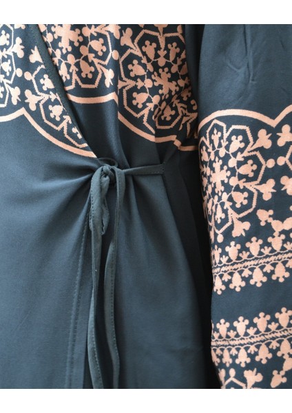 Geometrik Desenli Kruvaze Namaz Elbisesi – Yandan Bağlamalı, Rahat Kalıp 36–46 Beden modelleri