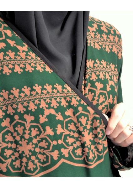 Geometrik Desenli Kruvaze Namaz Elbisesi – Yandan Bağlamalı, Rahat Kalıp 36–46 Beden fırsatları