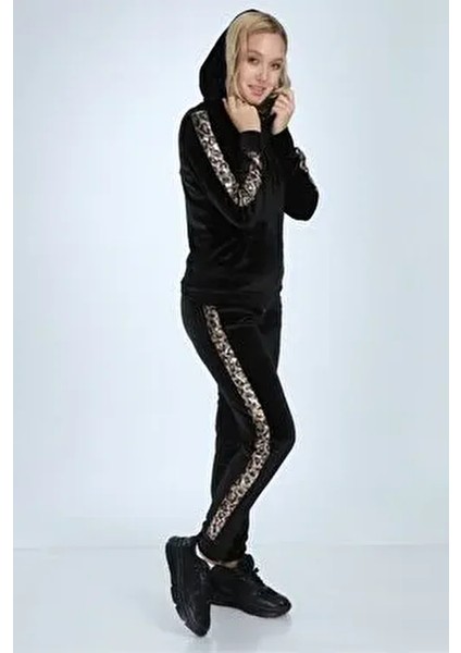 Leopar Şeritli Kadın Kadife Eşofman Takımı Farklı Renk Seçenekleriyle Şık ve Rahat