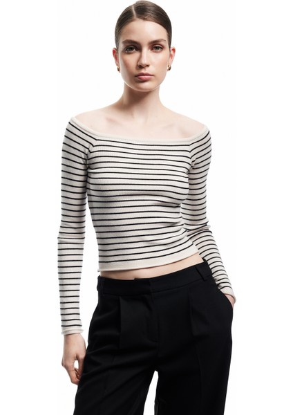 Uzun Kollu Kayık Yaka Triko Kazak