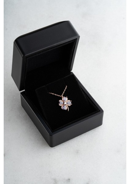 925 Ayar Işıklı Kutuda Gümüş Rose Kaplama Mor Taşlı Dört Yapraklı Şans Yonca Kolye