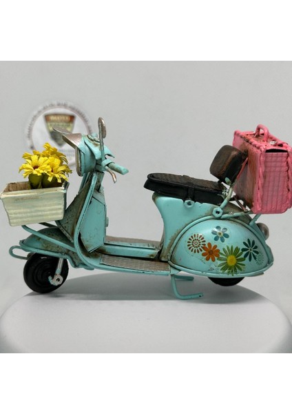El Yapımı Dekoratif Turkuaz Çiçekli Scooter Motosiklet Model – Metal Biblo & Vintage Maket (13 Cm)