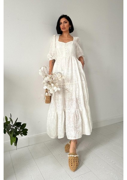Beyaz Düğmeli Brode Elbise