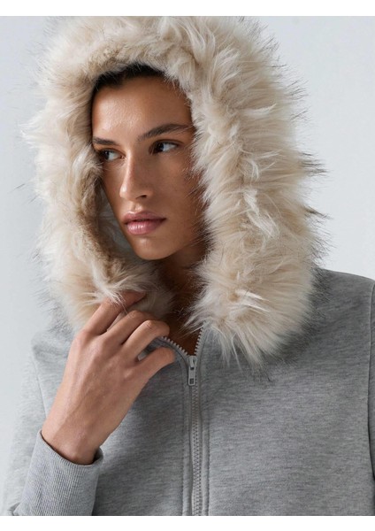 Kadın Gri Fermuarlı Kapüşonlu Sweatshirt – Kürklü Kapüşon, Cepli, Rahat Kalıp