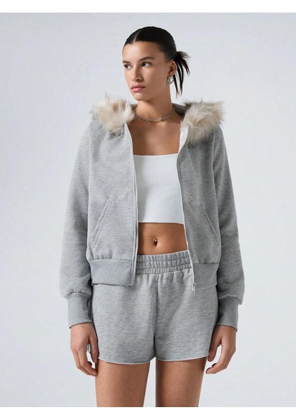 Kadın Gri Fermuarlı Kapüşonlu Sweatshirt – Kürklü Kapüşon, Cepli, Rahat Kalıp modelleri