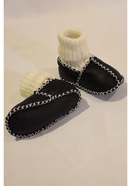 Bebek Siyah Beyaz Çoraplı Kuzu Derisi Patik