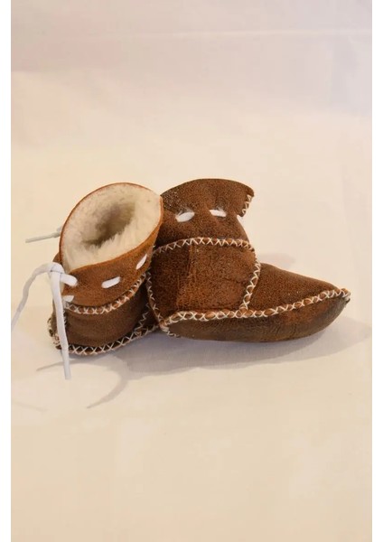 Bebek Sütlü Kahve Parlak Arkadan Bağcıklı Bot Tipi Kuzu Derisi Patik