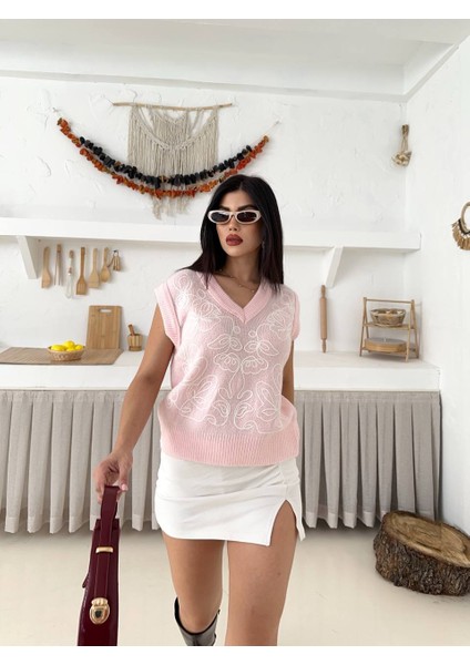 Desen Detaylı V Yaka Süveter