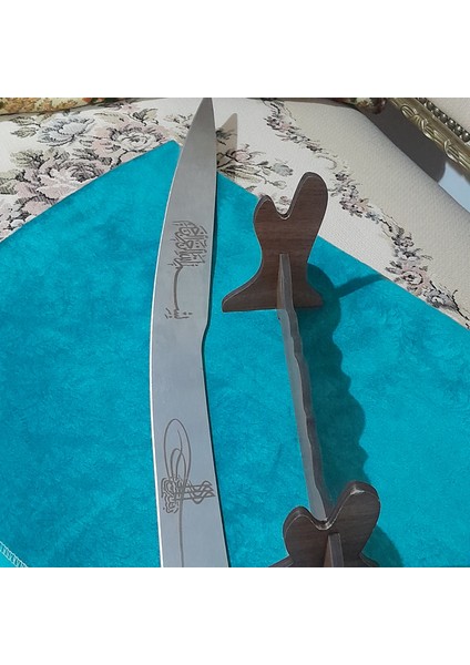 Üzeri Yazılı Kılıç