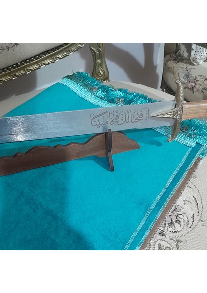 Üzeri Yazılı Kılıç