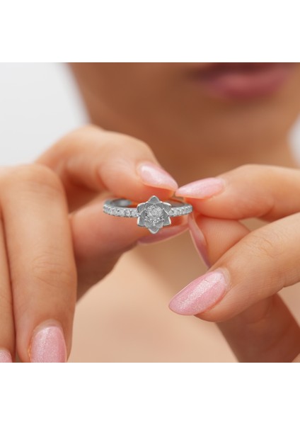 925 Ayar Rodyum Kaplama Zirkon Taşlı Lotus Çiçeği Gümüş Yüzük