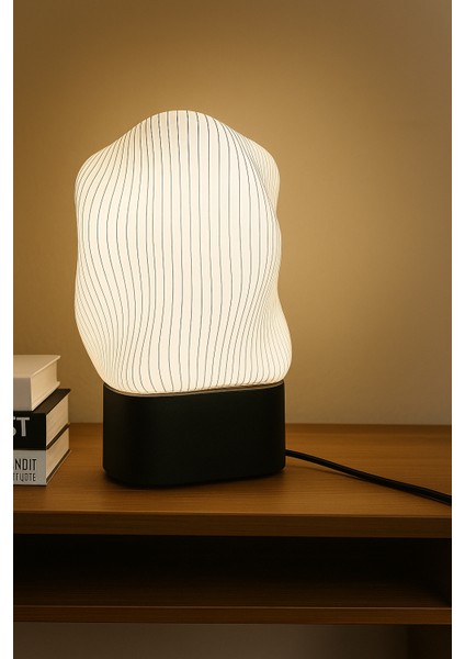 Modern Tasarımlı LED Masa Lambası – Dalga Formlu Minimalist Işık Modern Dalga Formlu LED Masa Lambası - Minimalist ve Dekoratif Işık fırsatları