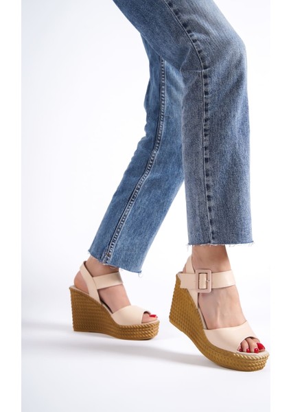 Perla Tokalı Lastikli Dolgu Topuklu Ortopedik Taban Hasır Görünümlü Kadın Sandalet Ckt - Ten