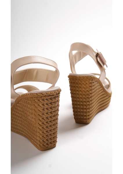 Perla Tokalı Lastikli Dolgu Topuklu Ortopedik Taban Hasır Görünümlü Kadın Sandalet Ckt - Ten