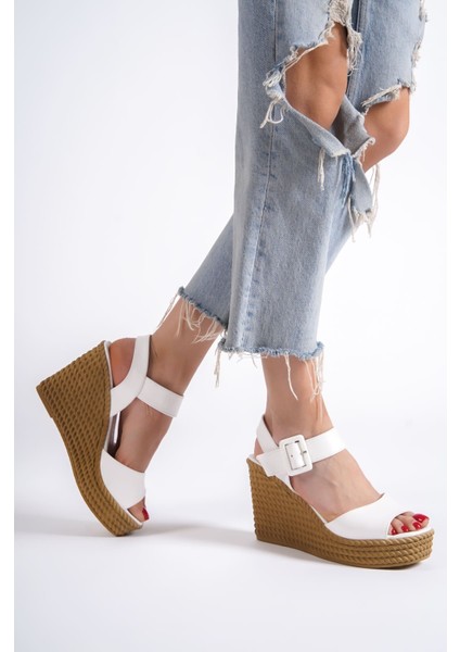 Perla Tokalı Lastikli Dolgu Topuklu Ortopedik Taban Hasır Görünümlü Kadın Sandalet Ckt - Beyaz