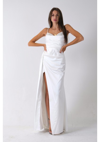 Beyaz Göğüs Taşlı Işıltı Detaylı Yırtmaçlı Saten Abiye Elbise 0801027.15 fırsatları