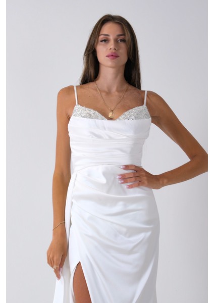 Beyaz Göğüs Taşlı Işıltı Detaylı Yırtmaçlı Saten Abiye Elbise 0801027.15