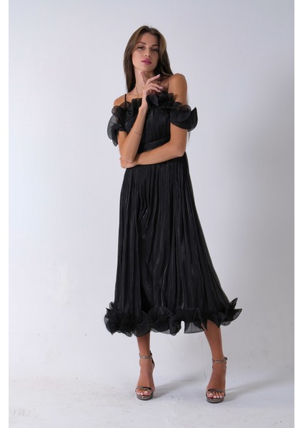 Siyah Göğüs ve Etek Ucu Çiçek Detaylı Abiye Elbise 9705622.01 fiyatları